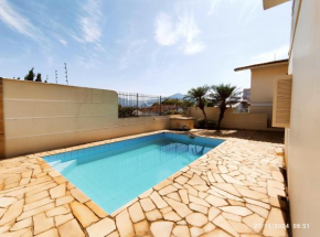 Casa central, com piscina, na cidade do Cristo